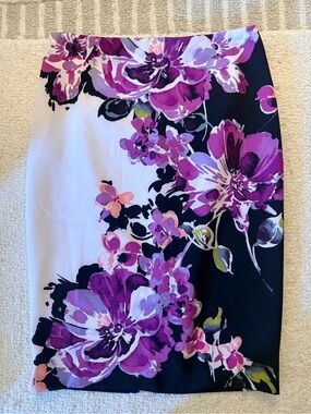 White House Black Market Purple Floral Pencil Skirt on Black and White